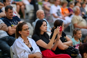 Koncert: "Ballady na głos i gitarę" - Łucja Kania - Amfiteatralna publiczność wsłuchująca się w piosenki w wykonaniu Łucji Kani