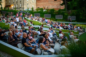 Koncert: "Ballady na głos i gitarę" - Łucja Kania - Amfiteatralna publiczność wsłuchująca się w piosenki w wykonaniu Łucji Kani