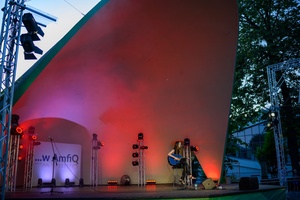 Koncert: "Ballady na głos i gitarę" - Łucja Kania - Na scenie śpiewająca i grająca na gitarze Łucja Kania