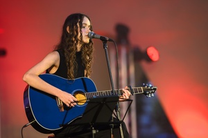 Koncert: "Ballady na głos i gitarę" - Łucja Kania - Na scenie śpiewająca i grająca na gitarze Łucja Kania