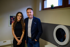 Koncert: "Ballady na głos i gitarę" - Łucja Kania - Na wspólnym zdjęciu przed koncertem, od lewej: Łucja Kania i dyrektor TCK Tomasz Kapturkiewicz