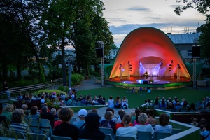 Koncert: "Ballady na głos i gitarę" - Łucja Kania - Na scenie śpiewająca i grająca na gitarze Łucja Kania