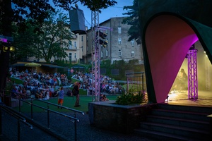 Koncert: "Ballady na głos i gitarę" - Łucja Kania - Amfiteatralna publiczność wsłuchująca się w piosenki w wykonaniu Łucji Kani