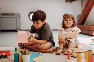 otwARTa jeszcze bardziej. Warsztaty dla małych pasjonatów sztuki - ARCHITEKTURA - Uczestnicy warsztatów podczas tworzenia prac plastycznych.