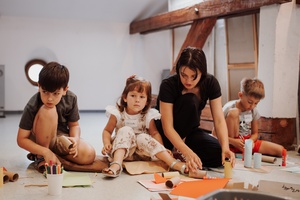 otwARTa jeszcze bardziej. Warsztaty dla małych pasjonatów sztuki - ARCHITEKTURA - Uczestnicy warsztatów podczas tworzenia prac plastycznych.