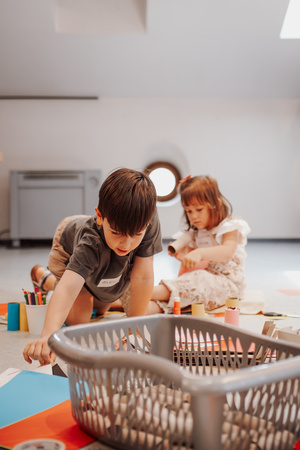 otwARTa jeszcze bardziej. Warsztaty dla małych pasjonatów sztuki - ARCHITEKTURA - Uczestnicy warsztatów podczas tworzenia prac plastycznych.