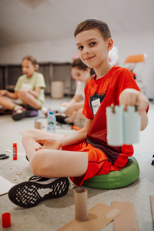 otwARTa jeszcze bardziej. Warsztaty dla małych pasjonatów sztuki - ARCHITEKTURA - Uczestnicy warsztatów podczas tworzenia prac plastycznych.