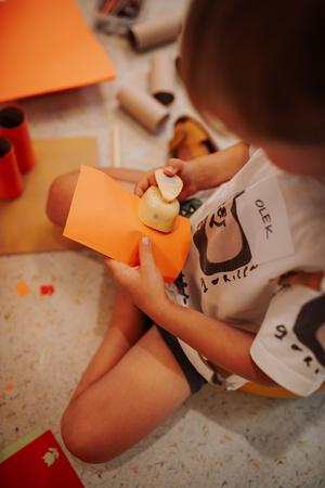 otwARTa jeszcze bardziej. Warsztaty dla małych pasjonatów sztuki - ARCHITEKTURA - Uczestnicy warsztatów podczas tworzenia prac plastycznych.