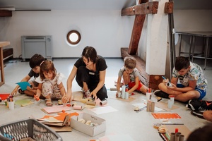 otwARTa jeszcze bardziej. Warsztaty dla małych pasjonatów sztuki - ARCHITEKTURA - Uczestnicy warsztatów podczas tworzenia prac plastycznych.
