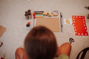 otwARTa jeszcze bardziej. Warsztaty dla małych pasjonatów sztuki - ARCHITEKTURA - Uczestnicy warsztatów podczas tworzenia prac plastycznych.