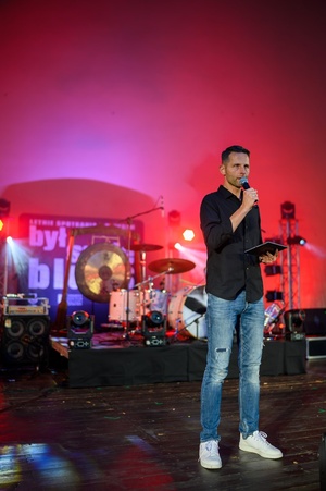 Był Sobie Blues - 9.08.2024 - Na amfiteatralnej scenie Sebastian Szafarz zapraszający publiczność na koncert