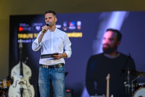 Koncert Tribute to Damian Niewiński - Otwarcie koncertu. Na scenie konferansjer Sebastian Szafarz