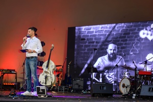 Koncert Tribute to Damian Niewiński - Na scenie konferansjer Sebastian Szafarz.