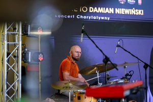 Koncert Tribute to Damian Niewiński - Występ Kai Karaplios (wokal) i Piotra Żaczka (bas) w towarzystwie Daniela Kapustki (perkusja) i Kacpra Stolarczyka (gitara)