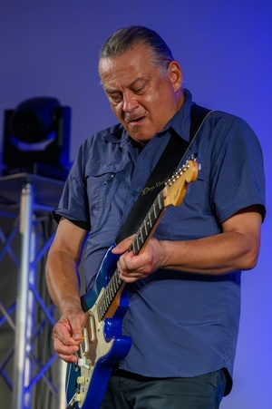 Był Sobie Blues - 16.08.2024 - Na scenie grający solo gitarowe Piotr Nalepa