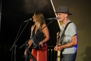 Był Sobie Blues - 16.08.2024 - Na scenie śpiewająca Żaneta Lubera i grający na gitarze oraz śpiewający Robert Lubera