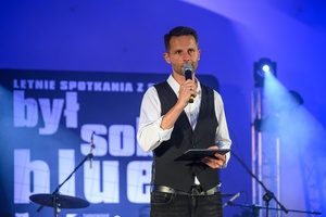 Był Sobie Blues - 16.08.2024 - Konferansjer Sebastian Szafarz otwierający ostatni koncert Był Sobie Blues w sezonie 2024