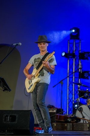 Był Sobie Blues - 16.08.2024 - Na scenie grający na gitarze Robert Lubera