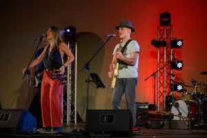 Był Sobie Blues - 16.08.2024 - Na scenie śpiewająca Żaneta Lubera i grający na gitarze Robert Lubera