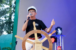Szanty na Starówce - 23.08.2024 - Na scenie Ryszard Żądło z Rady Osiedla Starówka prowadzący imprezę