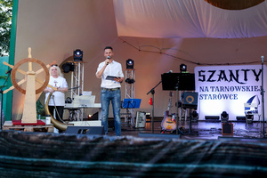 Szanty na Starówce - 23.08.2024 - Na scenie Sebastian Szafarz otwierający pierwszy szantowy koncert w sezonie 2024