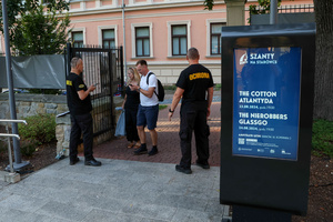 Szanty na Starówce - 23.08.2024 - Publiczność przybywająca do Amfiteatru na koncert