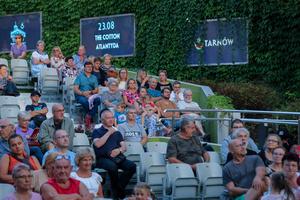Szanty na Starówce - 23.08.2024 - Widownia w oczekiwaniu na koncert szantowy