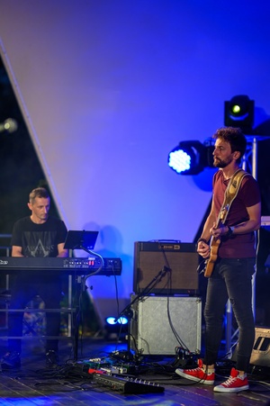 Koncert: Rock na Starówce - Na scenie grający na klawiszach Paweł Maurycy i na gitarze Jarek Tucki