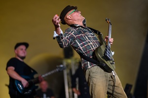 Koncert: Rock na Starówce - Na scenie gitarzysta i wokalista Rafał Rzeźnikiewicz