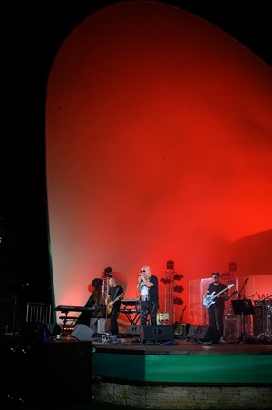 Koncert: Rock na Starówce - Na scenie zespół towarzyszący śpiewającemu Markowi Ostrowskiemu