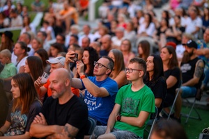 Koncert: Rock na Starówce - Publiczność zasłuchana w dźwiękach ze sceny