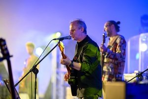 Koncert: Rock na Starówce - Na scenie Paweł Mazur grający na gitarze i Jerzy KOBRA Drobot grający na basie