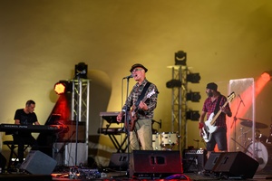 Koncert: Rock na Starówce - Na scenie gitarzysta i wokalista Rafał Rzeźnikiewicz z zespołem