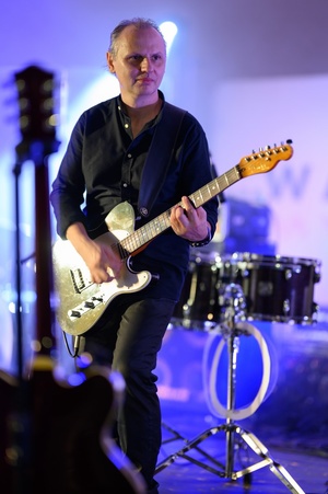 Koncert: Rock na Starówce - Na scenie grający na gitarze Paweł Mazur