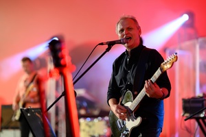 Koncert: Rock na Starówce - Na scenie Paweł Mazur grający na gitarze i śpiewający