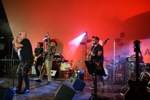 Koncert: Rock na Starówce - Na scenie zespół towarzyszący śpiewającemu Markowi Ostrowskiemu