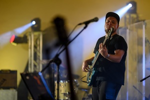 Koncert: Rock na Starówce - Na scenie grający na basie Grzegorz Nosek