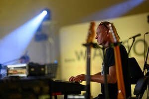 Koncert: Rock na Starówce - Na scenie grający na klawiszach Mariusz Dziekan