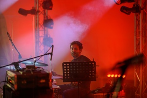 Koncert: Rock na Starówce - Na scenie perkusista Sebastian Mnich grający w zespole Pawła Mazura