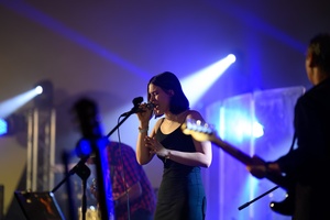 Koncert: Rock na Starówce - Na scenie zespół towarzyszący Rafałowi Rzeźnikiewiczowi