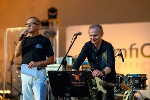 Koncert: Rock na Starówce - Na scenie Ryszard Żądło z Rady Osiedla Starówka i Paweł Mazur, animator Rock na Starówce otwierający koncert