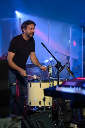 Koncert: Rock na Starówce - Na scenie perkusista Sebastian Mnich podczas występu Ziyo