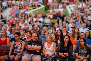 Koncert: Rock na Starówce - Publiczność zasłuchana w dźwiękach ze sceny
