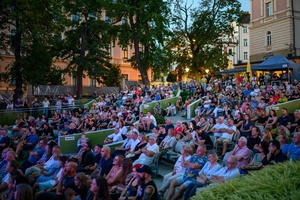 Koncert: Rock na Starówce - Amfiteatralna publiczność podczas koncertu