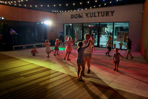 Gorąca, letnia finałówka czyli gorące rytmy do tańca na koniec lata - uczestnicy potańcówki na parkiecie.