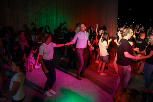 Gorąca, letnia finałówka czyli gorące rytmy do tańca na koniec lata - uczestnicy potańcówki na parkiecie.