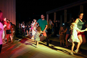 Gorąca, letnia finałówka czyli gorące rytmy do tańca na koniec lata - uczestnicy potańcówki na parkiecie.