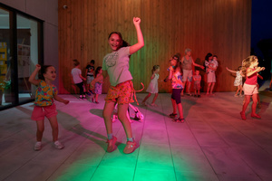 Gorąca, letnia finałówka czyli gorące rytmy do tańca na koniec lata - uczestnicy potańcówki na parkiecie.