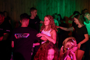 Gorąca, letnia finałówka czyli gorące rytmy do tańca na koniec lata - uczestnicy potańcówki na parkiecie.