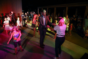 Gorąca, letnia finałówka czyli gorące rytmy do tańca na koniec lata - uczestnicy potańcówki na parkiecie.